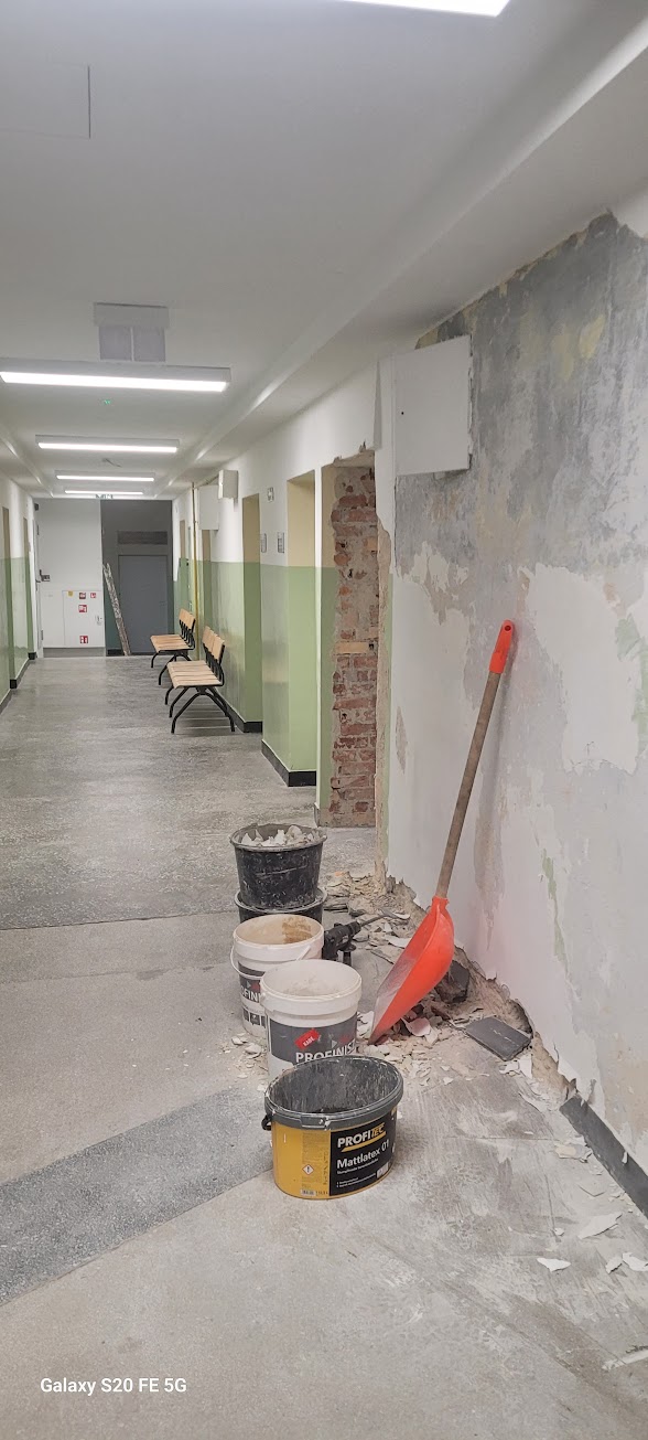 Korytarz przed remontem — ujęcie 1