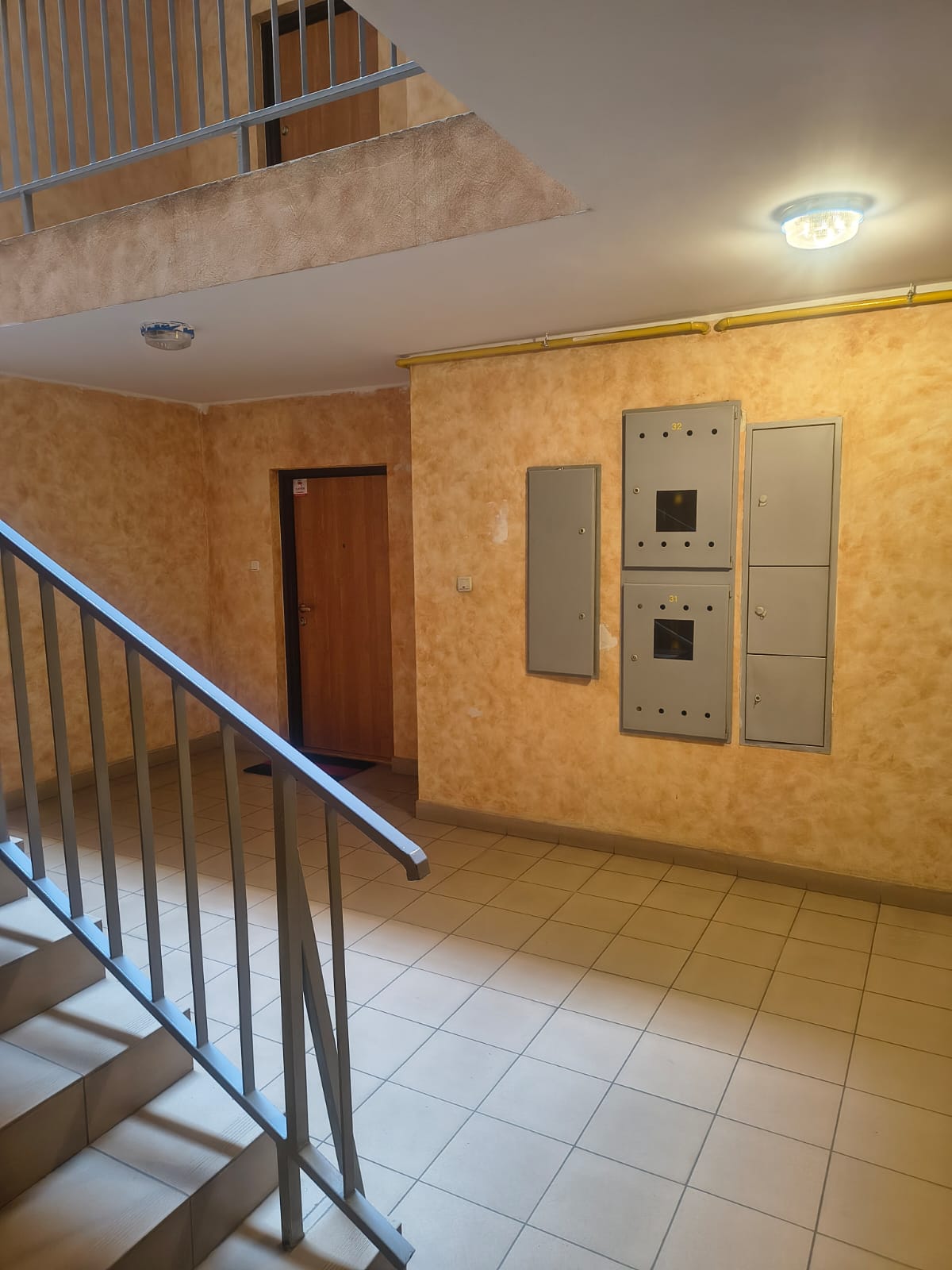 Klatka schodowa przed remontem — ujęcie 1