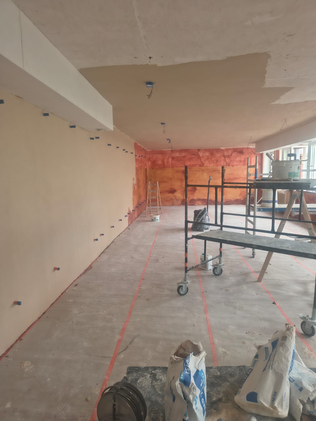 Sala w trakcie prac MAP-REM — zabezpieczone podłoże